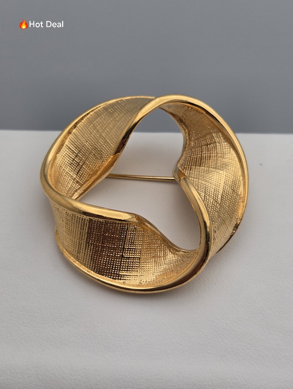Napier Ribbon Swirl Circle Brooch Textured Gold Tone Pin 1.5" Vintage